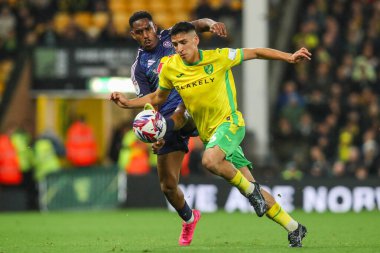 Norwich City 'den Marcelino Nunez, Leeds United takımının Junior Firpo' su tarafından 1 Ekim 2024 'te Norwich City - Leeds United maçında baskı altına alındı.