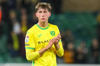 Norwich City 'den Oscar Schwartau, 1 Ekim 2024' te Norwich City 'nin Norwich Road, Norwich, İngiltere' de Leeds United 'a karşı oynadığı maç sonrasında takımlar berabere kaldıktan sonra taraftarları kabul ediyor.
