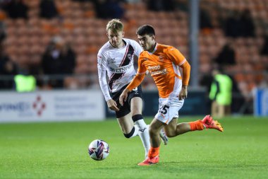 Blackpool 'dan Rob Apter, 1 Ekim 2024' te Bloomfield Road, Blackpool 'da oynanan Blackpool Lincoln City maçında topu aldı.