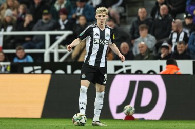 Newcastle United takımından Anthony Gordon, Carabao Kupası 3. Raunt Newcastle United 'a karşı St. James' s Park, Newcastle, 1 Ekim 2024 'te oynanan Wimbledon maçında topla birlikte.