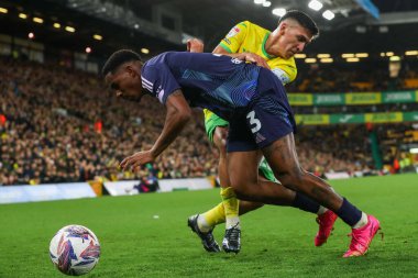 Leeds United takımının Junior Firpo 'su Norwich City' de oynanan Norwich City - Leeds United maçında Marcelino Nunez ile top mücadelesi veriyor.