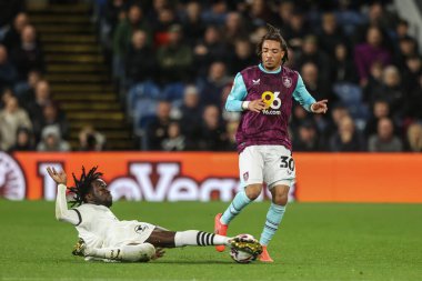 Plymouth Argyle takımından Darko Gyabi, Burnley 'nin 1 Ekim 2024' te Turf Moor, Burnley 'de Plymouth Argyle' a karşı oynadığı Gökyüzü İddia Şampiyonası karşılaşmasında Burnley 'li Luca Koleosho' yu yere serdi.