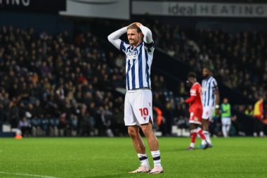 West Bromwich Albion 'dan John Swift, 1 Ekim 2024' te The Hawthorns, West Bromwich, İngiltere 'de oynanan West Bromwich Albion-Middlesbrough maçında gol atma şansına tepki gösterdi.