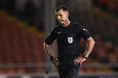 Hakem Lewis Smith Sky Bet Ligi 1 maçında Blackpool Lincoln City 'e karşı Bloomfield Road, Blackpool, İngiltere, 1 Ekim 2024
