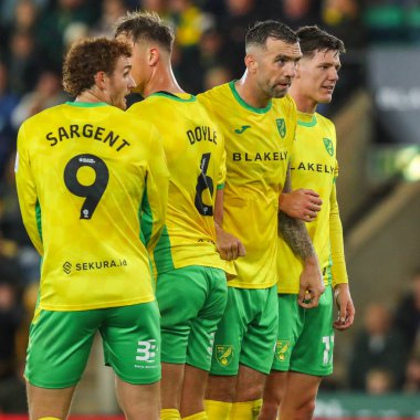 Norwich City oyuncuları 1 Ekim 2024 'te Norwich City, Norwich Road, Norwich Road, İngiltere' de Leeds United 'a karşı oynanan Sky Bet Şampiyonası maçında duvar oluşturuyorlar.