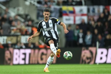 Newcastle United takımından Fabian Schr, Carabao Kupası 'nda 3. Raund Newcastle United' a karşı St. James 's Park, Newcastle, 1 Ekim 2024' te AFC Wimbledon maçında pas verdi.