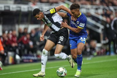 Newcastle United 'dan William Osula, 1 Ekim 2024' te İngiltere 'de St. James' s Park, Newcastle 'da oynanan Carabao Kupası 3. Raunt Newcastle United' a karşı Wimbledon maçında Isaac Ogundere 'i yere serdi.
