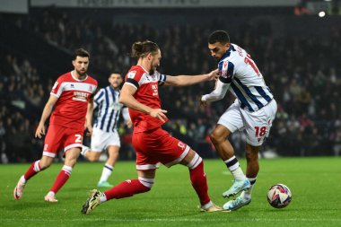 West Bromwich Albion 'dan Karlan Grant ve Middlesbrough' dan Luke Ayling, 1 Ekim 2024 'te The Hawthorns, West Bromwich, İngiltere' de oynanan Sky Bet Şampiyonası maçında top için mücadele ettiler.
