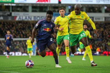 Leeds United 'dan Wilfried Gnonto, Norwich City' den Jose Cordoba 'nın 1 Ekim 2024' te Norwich City, Norwich Road, Norwich United 'a karşı oynadığı Sky Bet Şampiyonası maçında baskısı altına girdi.