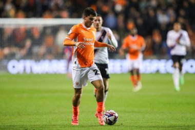 Blackpool 'dan Rob Apter, 1 Ekim 2024' te Bloomfield Road, Blackpool 'da oynanan Blackpool Lincoln City maçında topu aldı.