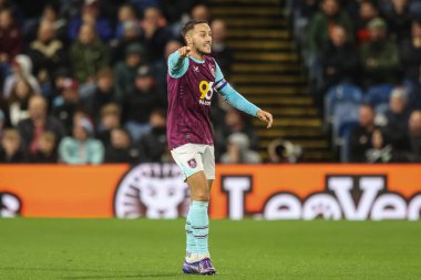 Burnley 'den Josh Brownhill takımına Gök İddia Şampiyonası maçında talimatlar veriyor Burnley, Burnley' e karşı Turf Moor, Burnley, Birleşik Krallık 'ta 1 Ekim 2024