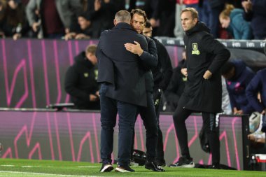 Burnley 'nin Scott Parker teknik direktörü, 1 Ekim 2024' te Burnley, Burnley, Burnley 'de oynanan Sky Bet Şampiyonası maçından sonra Plymouth Argyle' ın teknik direktörü Wayne Rooney 'e sarıldı.