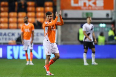 Blackpool 'dan Albie Morgan, 1 Ekim 2024' te Bloomfield Road, Blackpool 'da oynanan Blackpool-Lincoln maçı sırasında sahadan çıkan taraftarları alkışlıyor.