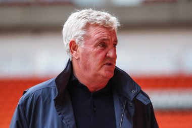 Blackpool 'un baş antrenörü Steve Bruce, 1 Ekim 2024' te Bloomfield Road, Blackpool 'da oynanan Blackpool-Lincoln maçı öncesinde geldi.