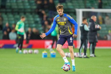 Leeds United takımından Joe Rodon, 1 Ekim 2024 'te Norwich City, Norwich Road, Norwich Road' da Leeds United maçından önce ısınıyor.