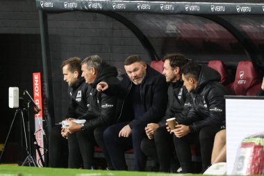 Plymouth Argyle 'ın Wayne Rooney teknik direktörü 1 Ekim 2024' te Burnley-Plymouth Argyle maçında yedek kulübesinde konuşuyor.