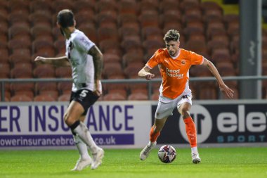 Blackpool 'dan Jake Beesley, 1 Ekim 2024' te Bloomfield Road, Blackpool 'da oynanan Blackpool-Lincoln maçında topla birlikte ilerliyor.