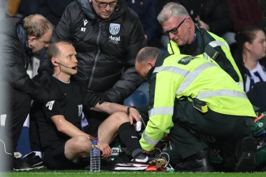 Hakem yardımcısı Rob Smith, West Bromwich Albion 'un Middlesbrough' a karşı oynadığı The Hawthorns, West Bromwich, İngiltere 'de 1 Ekim 2024' te oynanan Sky Bet Şampiyonası maçında tedavi gördü.