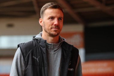 Blackpool 'dan Lee Evans, 1 Ekim 2024' te Bloomfield Road, Blackpool 'da oynanan Blackpool Lincoln City maçının önüne geçti.