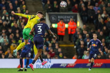 Norwich City 'den Ante Crnac, 1 Ekim 2024' te Norwich City - Leeds United maçında Leeds United takımının Junior Firpo 'suyla top için zıplıyor.