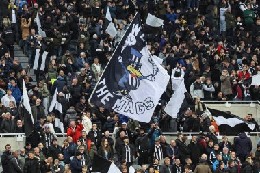 Newcastle United taraftarları Carabao Kupası 3. Raunt Newcastle United ile AFC Wimbledon maçında bayraklarını sallıyor. 1 Ekim 2024 'te St. James' s Park, Newcastle 'da.