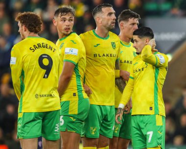 Norwich City oyuncuları 1 Ekim 2024 'te Norwich City, Norwich Road, Norwich Road, İngiltere' de Leeds United 'a karşı oynanan Sky Bet Şampiyonası maçında duvar oluşturuyorlar.