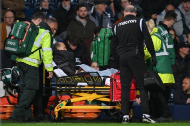 Hakem yardımcısı Rob Smith, West Bromwich Albion - Middlesbrough maçında sedyeyle ayrıldı. The Hawthorns, West Bromwich, İngiltere, 1 Ekim 2024