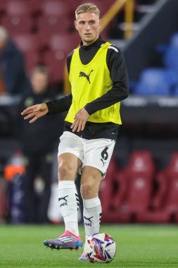 Plymouth Argyle takımından Kornl Szcs, Sky Bet Şampiyonası maçında ısınma turunda Burnley 'e karşı Plymouth Argyle, Turf Moor, Burnley, İngiltere, 1 Ekim 2024