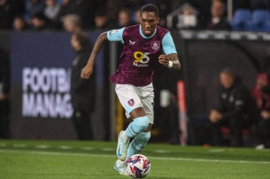 Burnley 'den Jaidon Anthony, 1 Ekim 2024' te Burnley, Burnley, Burnley 'de Plymouth Argyle' a karşı oynadığı Gökyüzü İddia Şampiyonası maçında topu sürüyor.