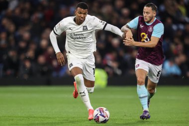 Plymouth Argyle 'dan Morgan Whittaker ve Burnley' den Josh Brownhill 1 Ekim 2024 'te Burnley-Plymouth Argyle maçında top için savaştılar.