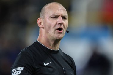 Hakem Robert Madley takımına Gök İddia Şampiyonası maçında talimatlar veriyor Burnley, Burnley 'e karşı Turf Moor, Burnley, İngiltere, 1 Ekim 2024