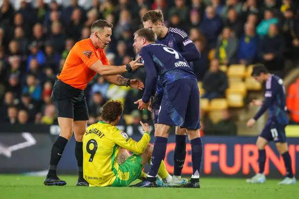 Leeds United 'dan Patrick Bamford ve Norwich City' den Josh Sargent, 1 Ekim 2024 'te Norwich City - Leeds United maçında tepki verdiler.