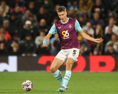 Burnley takımından Maxime Estve, 1 Ekim 2024 tarihinde Burnley, Burnley, Burnley 'de Plymouth Argyle' a karşı oynadığı Gökyüzü İddia Şampiyonası maçında pas attı.