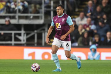 Burnley takımından CJ Egan-Riley, 1 Ekim 2024 'te Burnley, Burnley, Burnley' de Plymouth Argyle 'a karşı oynadığı Gökyüzü İddia Şampiyonası maçında görev başında.