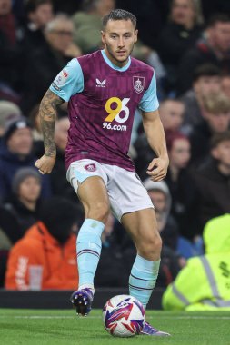 Burnley takımından Josh Brownhill, 1 Ekim 2024 'te Burnley' e karşı Turf Moor, Burnley, Birleşik Krallık 'ta oynanan Gökyüzü İddia Şampiyonası maçında