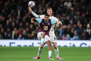 Burnley 'den Lyle Foster ve Plymouth Argyle takımından Kornl Szcs, 1 Ekim 2024' te Burnley, Burnley, Burnley 'de Plymouth Argyle' a karşı oynanan Gökyüzü İddia Şampiyonası maçında top mücadelesi veriyor.