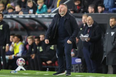 Plymouth Argyle takımının teknik direktörü Wayne Rooney, 1 Ekim 2024 'te Burnley - Plymouth Argyle maçında takımına talimat verdi.