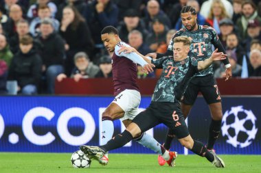 Bayern Münih 'ten Joshua Kimmich, UEFA Şampiyonlar Ligi Stage maçı sırasında Aston Villa, Bayern Münih' e karşı Villa Parkı, Birmingham, İngiltere, 2 Ekim 2024 'de oynanan karşılaşmada Aston Villa' dan Jacob Ramsey 'i yere serdi.