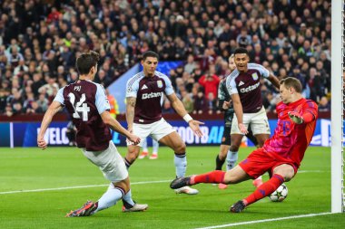 Aston Villa 'dan Pau Torres, UEFA Şampiyonlar Ligi Stage karşılaşmasında ofsayt yapmadığı için 1-0' lık skorla gol attı. Aston Villa, Bayern Münih 'e karşı Villa Park, Birmingham, İngiltere, 2 Ekim 2024