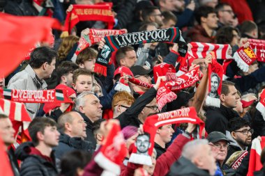 Liverpool taraftarları Anfield, Liverpool, Liverpool, İngiltere 'de Liverpool maçında Liverpool - Lig Sahne Maçı öncesi asla yalnız yürümeyeceğinizi söylüyor.