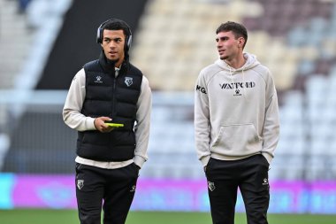 Watford 'dan Ryan Andrews ve Watford' dan James Morris, 2 Ekim 2024 'te İngiltere' nin Deepdale kentinde oynanan Preston North End-Watford maçının öncesinde sahada inceleme yapıyorlar.