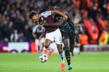 Bayern Münih 'ten Kingsley Coman ve Bayern Münih' ten Dayot UEFA Şampiyonlar Ligi Stage karşılaşmasında faul yapılmadı. Aston Villa, Bayern Münih 'e karşı Villa Park, Birmingham, Birleşik Krallık, 2 Ekim 2024