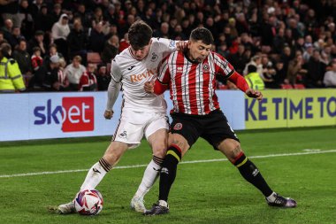 Swansea City 'den Josh Key ve Sheffield United takımından Gustavo Hamer, 2 Ekim 2024' te Bramall Lane, Sheffield, İngiltere 'de oynanan Sky Bet Şampiyonası maçında top için mücadele ettiler.