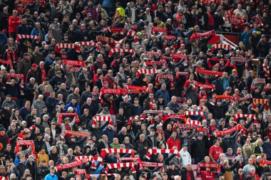 Liverpool taraftarları Anfield, Liverpool, Liverpool, İngiltere 'de Liverpool maçında Liverpool - Lig Sahne Maçı öncesi asla yalnız yürümeyeceğinizi söylüyor.