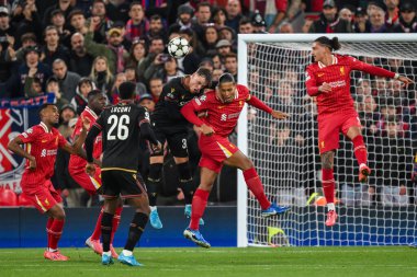 Liverpool 'dan Virgil van Dijk, 2 Ekim 2024' te İngiltere 'nin Liverpool kentinde oynanan Liverpool-Bologna Ligi Şampiyonlar Ligi karşılaşmasında topa liderlik ediyor.
