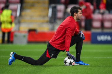 Liverpool 'dan Alisson Becker, Liverpool Ligi - Lig Stage maçı öncesi Anfield, Liverpool, Liverpool, İngiltere' de 2 Ekim 2024 'te ısındı.