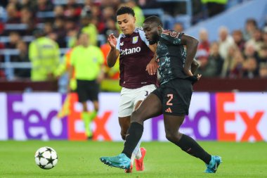 Bayern Münih 'ten Dayot Upamecano, UEFA Şampiyonlar Ligi Stage maçı sırasında Aston Villa Bayern Münih' e karşı Villa, Birmingham, Birleşik Krallık, 2 Ekim 2024 'te oynanan Villa-Bayern Münih karşılaşmasında Aston Villa' dan Ollie Watkins 'in baskısıyla pas attı.