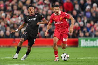 Liverpool 'dan Trent Alexander-Arnold UEFA Şampiyonlar Ligi - Lig Stage maçı Liverpool Bologna' ya karşı Anfield, Liverpool, İngiltere, 2 Ekim 2024 'te Bologna' dan Dan Ndoye ile top mücadelesi veriyor.
