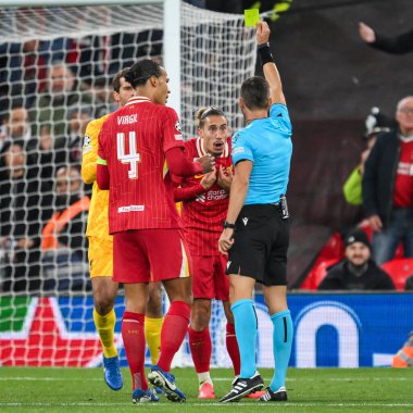 Liverpool 'dan Kostas Tsimikas UEFA Şampiyonlar Ligi - Lig Stage maçı sırasında Liverpool Bologna' ya karşı Anfield, Liverpool, Birleşik Krallık 'ta 2 Ekim 2024 tarihinde sarı kart aldı.