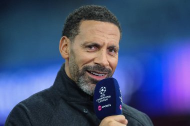 Rio Ferdinand, UEFA Şampiyonlar Ligi Sahne Maçı 'nda saha kenarını sunar. Aston Villa, Bayern Münih' e karşı Villa Park, Birmingham, İngiltere, 2 Ekim 2024